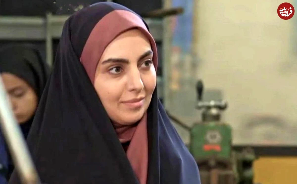 عکس| سفر زمان؛ «مرضیه» (بچه مهندس) در کنار «حمید گودرزی» در پشت‌صحنه سریال «غریبه»