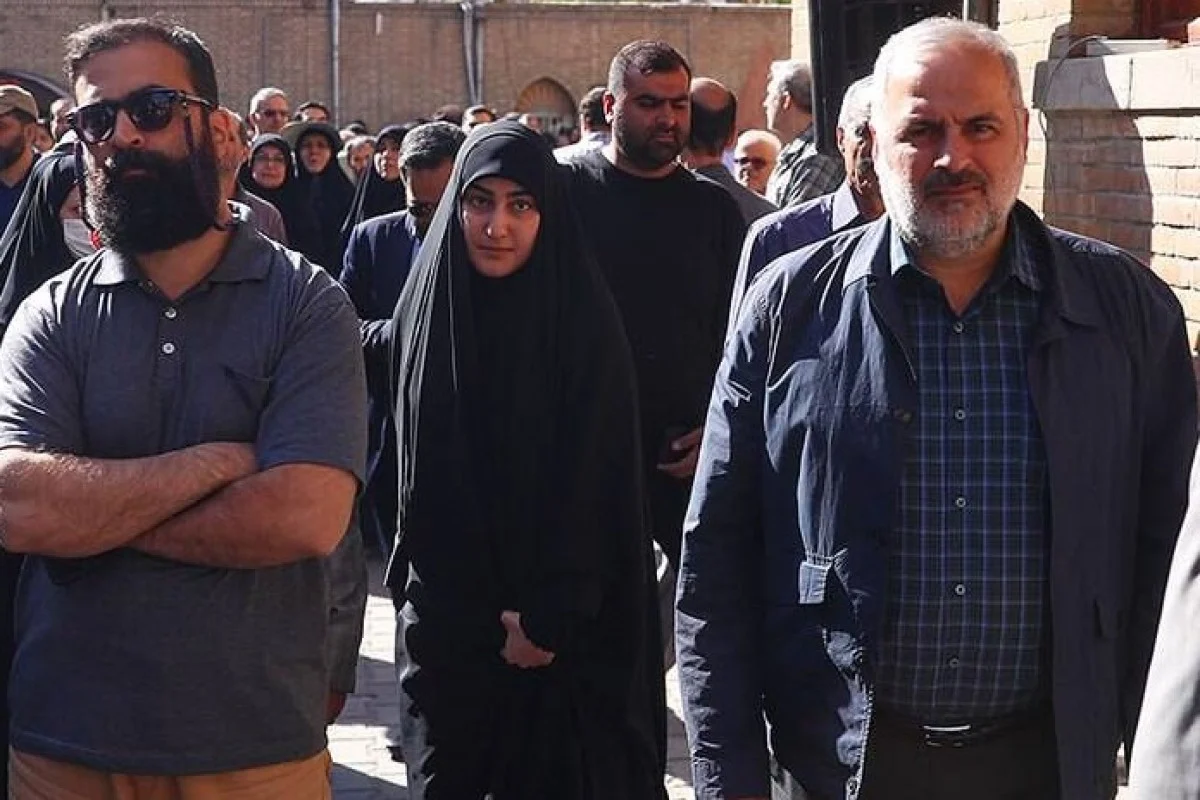 حضور زینب سلیمانی در تشییع محمد کاسبی؛ ادای احترام دختر سردار به بازیگر عاشق پدرش