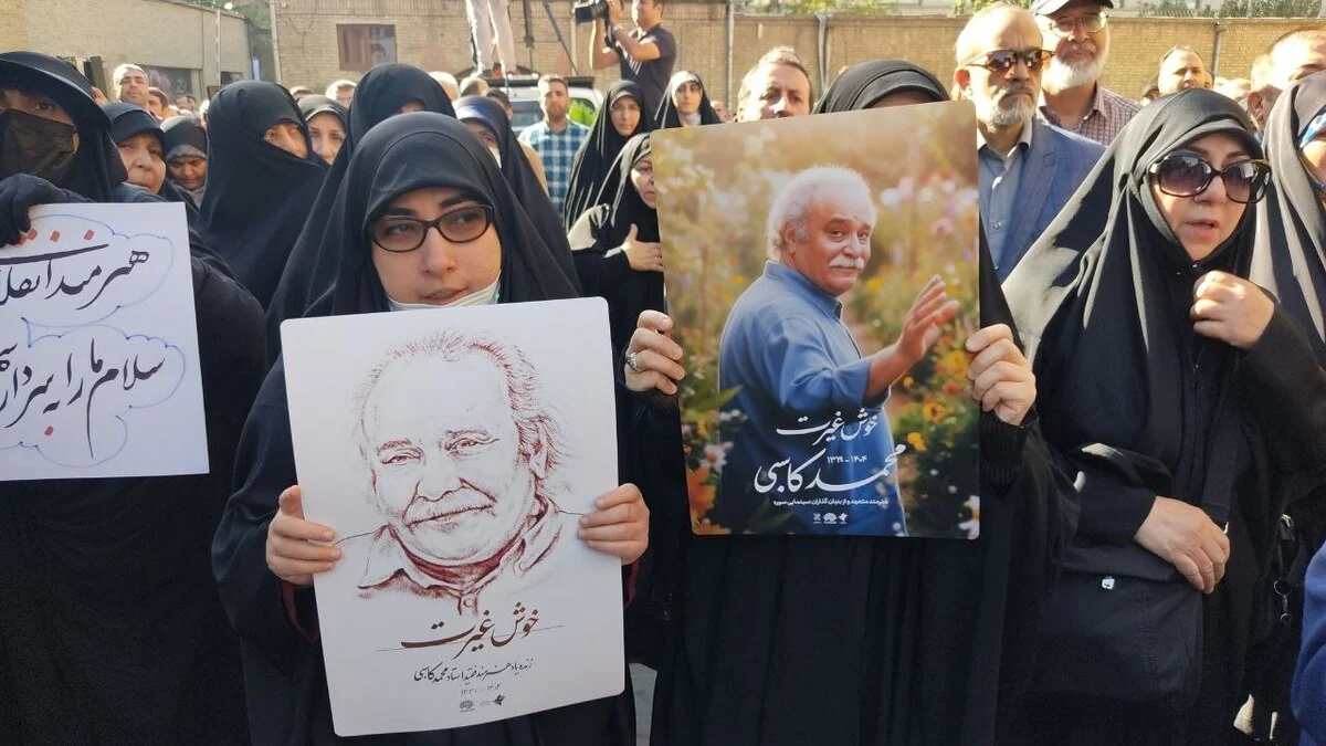 «بدرقه مرد خاطره‌ها؛ پیکر محمد کاسبی در میان اشک و احترام به خانه ابدی رفت»+فیلم