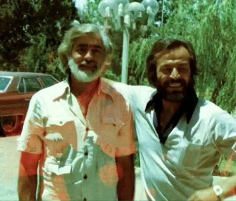 عکس|نگاهی به «فردین و ایرج قادری» در خیابان‌های تهران؛ تصویری ماندگار از سال ۱۳۶۱