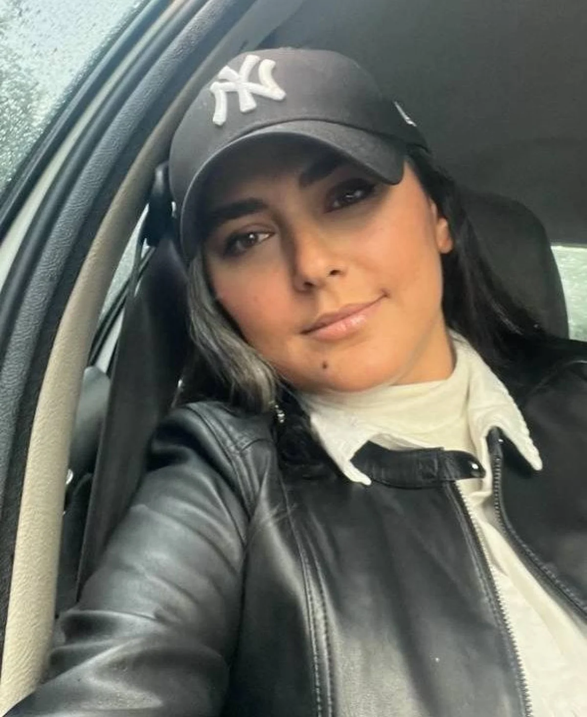 عکس امروز سلفی عجیب و جذاب در ماشین از هدی زین العابدین بازیگر سریال «آسمان همیشه ابری نیست» IMG 20241122 185942 995