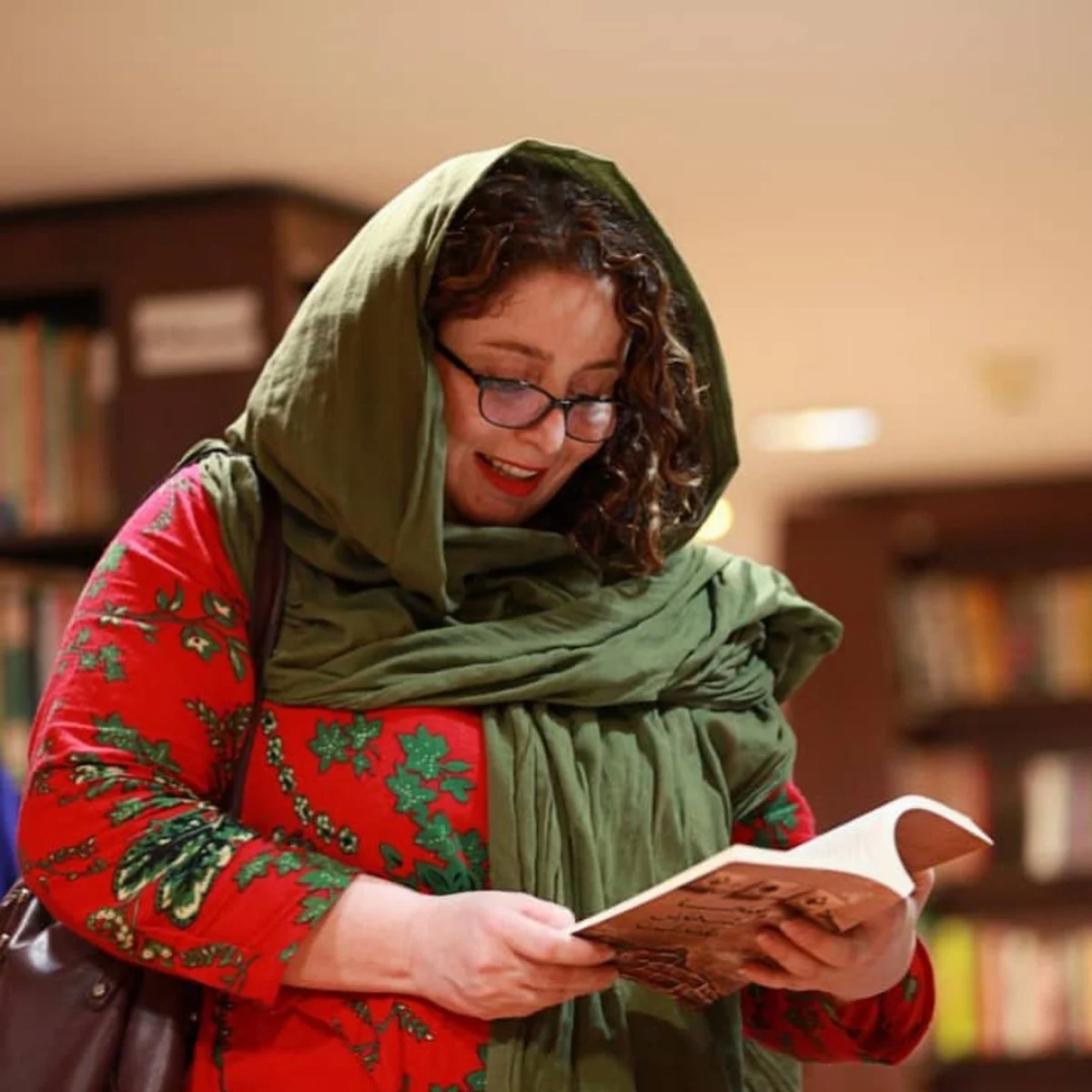 عکس | نگاهی به ژاله صامتی در دنیایِ کتاب‌ها؛ تصویری زیبا از بازیگرِ محبوب