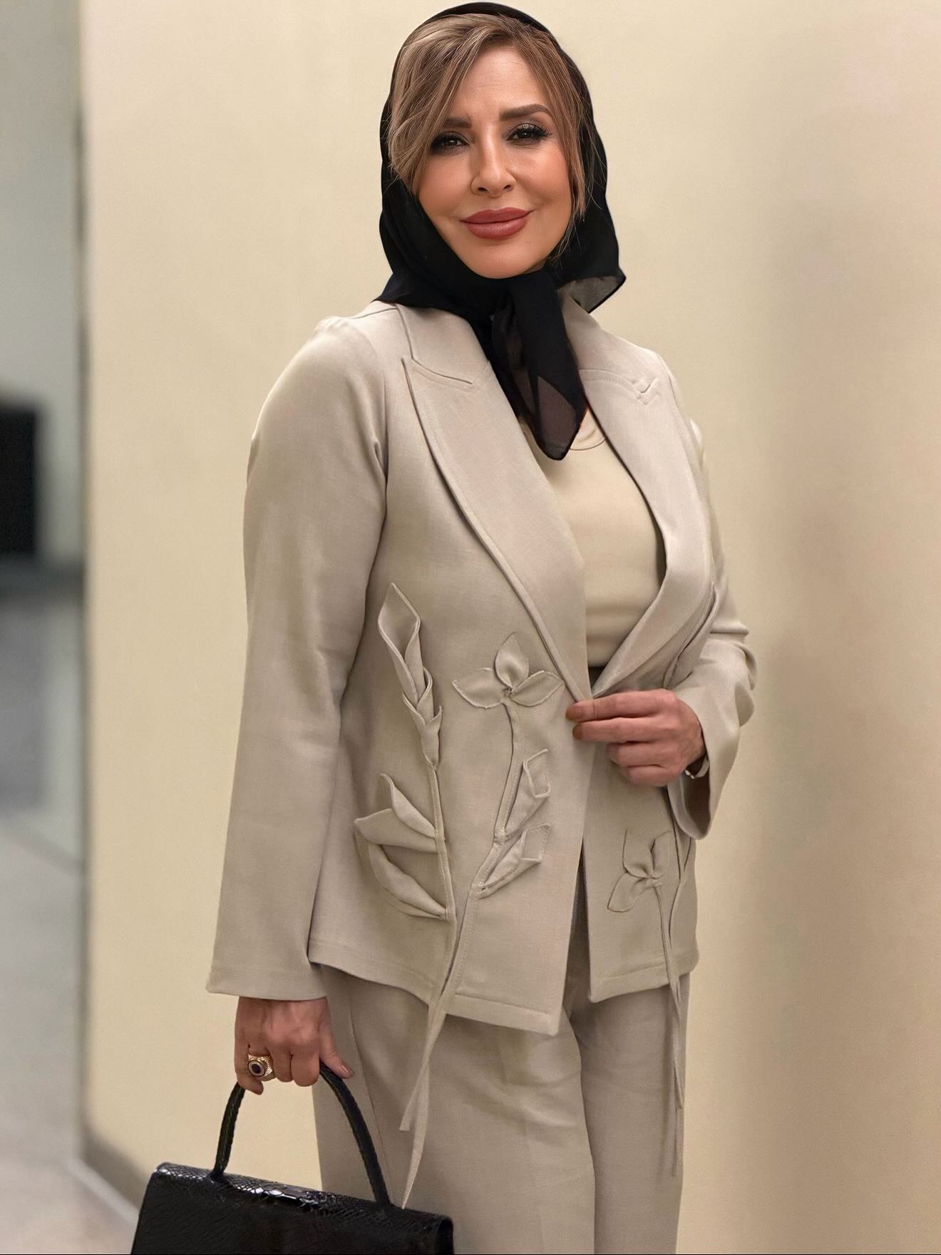 استایل شیک مرجانه گلچین در کنسرت یک خواننده