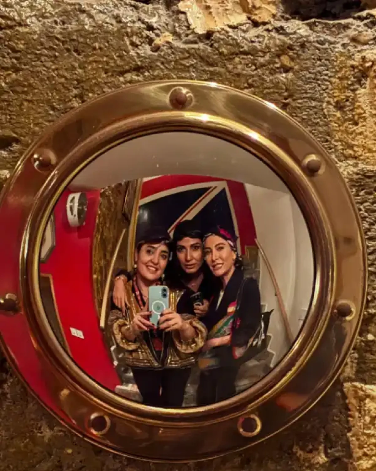 کافه گردی نرگس محمدی و فریبا نادری Screenshot 2025 10 12 190711