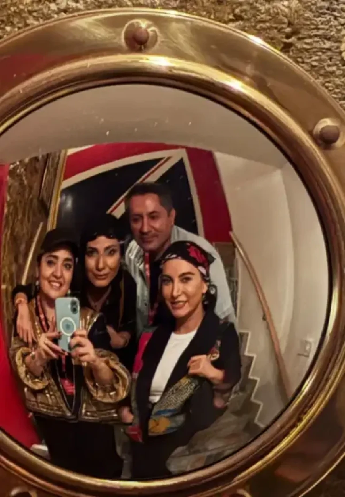 کافه گردی نرگس محمدی و فریبا نادری Screenshot 2025 10 12 190727