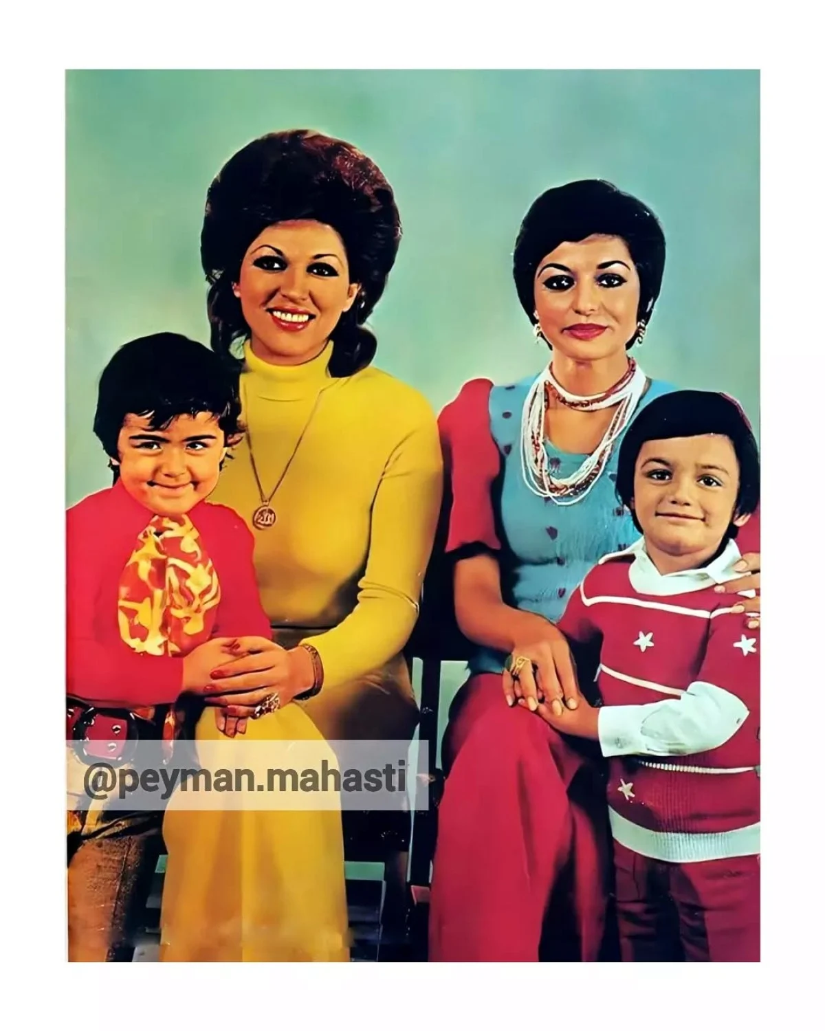 عکس/ نگاهی به گوگوش و مهستی در تونل زمان؛ تصویری خاطره‌انگیز از دوران جوانی در کنار فرزندانشان