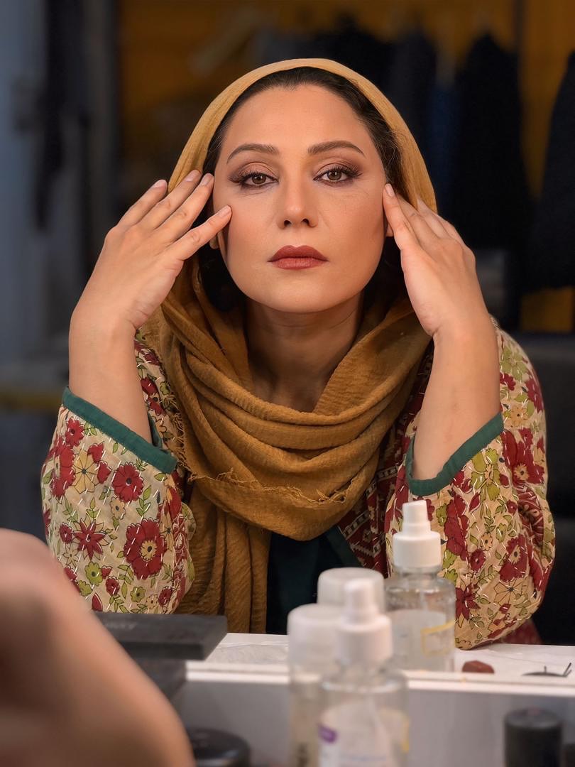 عکس/نگاهی به عکس لو رفته شبنم مقدمی در اتاق گریم تئاتر «بازی‌های شبانه» | تصویری متفاوت از خانم بازیگر