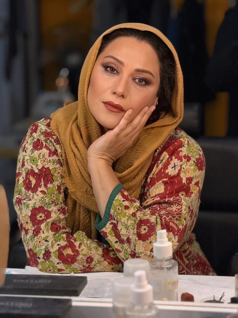 عکس/نگاهی به عکس لو رفته شبنم مقدمی در اتاق گریم تئاتر «بازی‌های شبانه» | تصویری متفاوت از خانم بازیگر