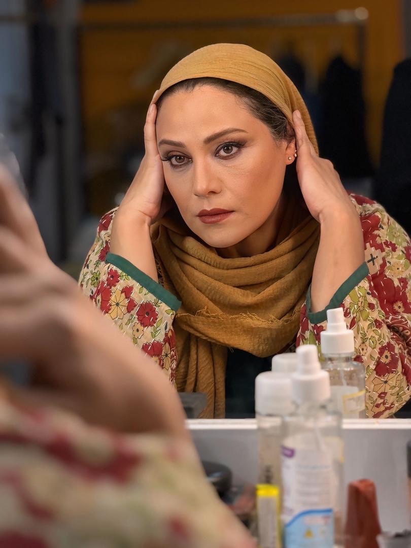 عکس/نگاهی به عکس لو رفته شبنم مقدمی در اتاق گریم تئاتر «بازی‌های شبانه» | تصویری متفاوت از خانم بازیگر