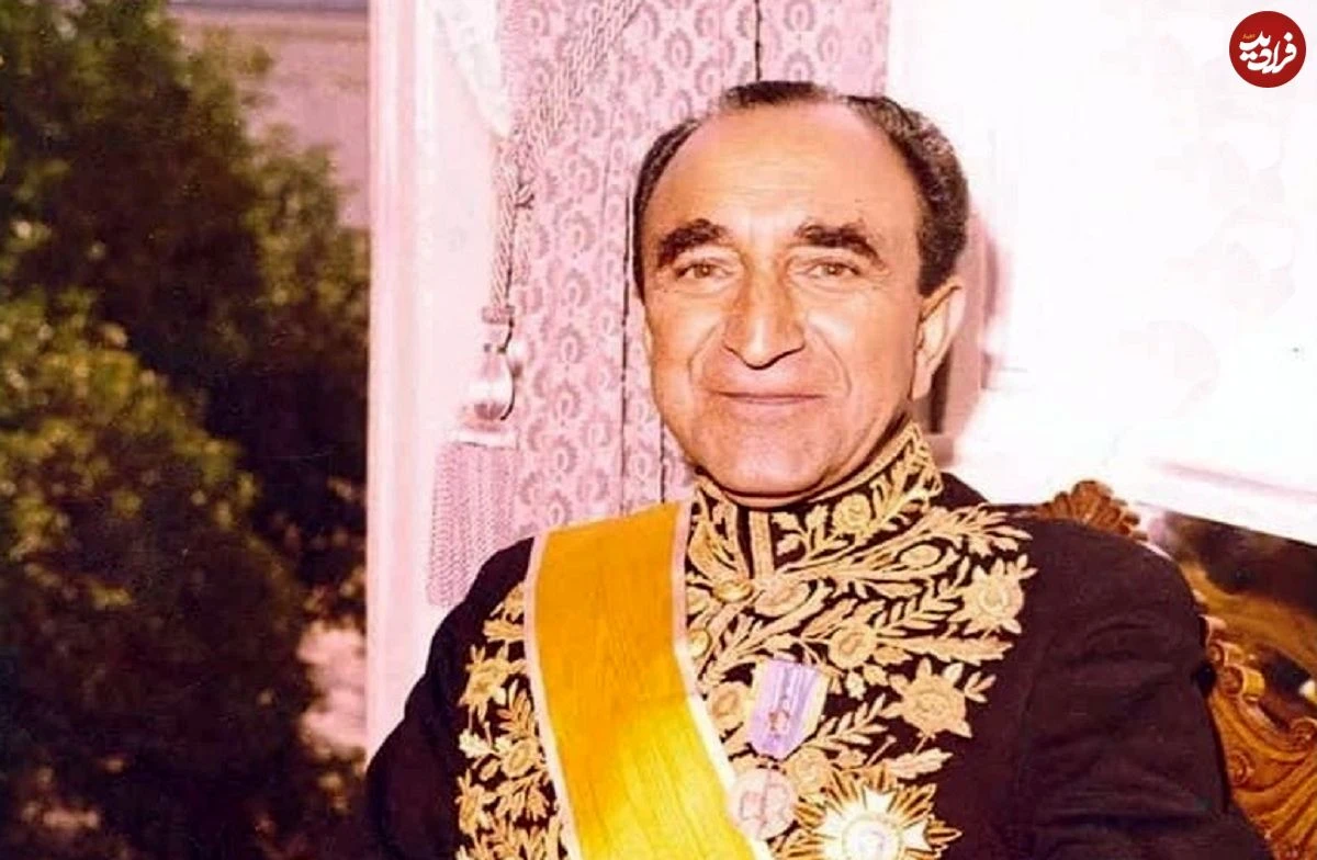 عکس| سفر در تاریخ؛ «اسدالله علم» در حال قدم زدن با «محمدرضا پهلوی»؛ دهه 40