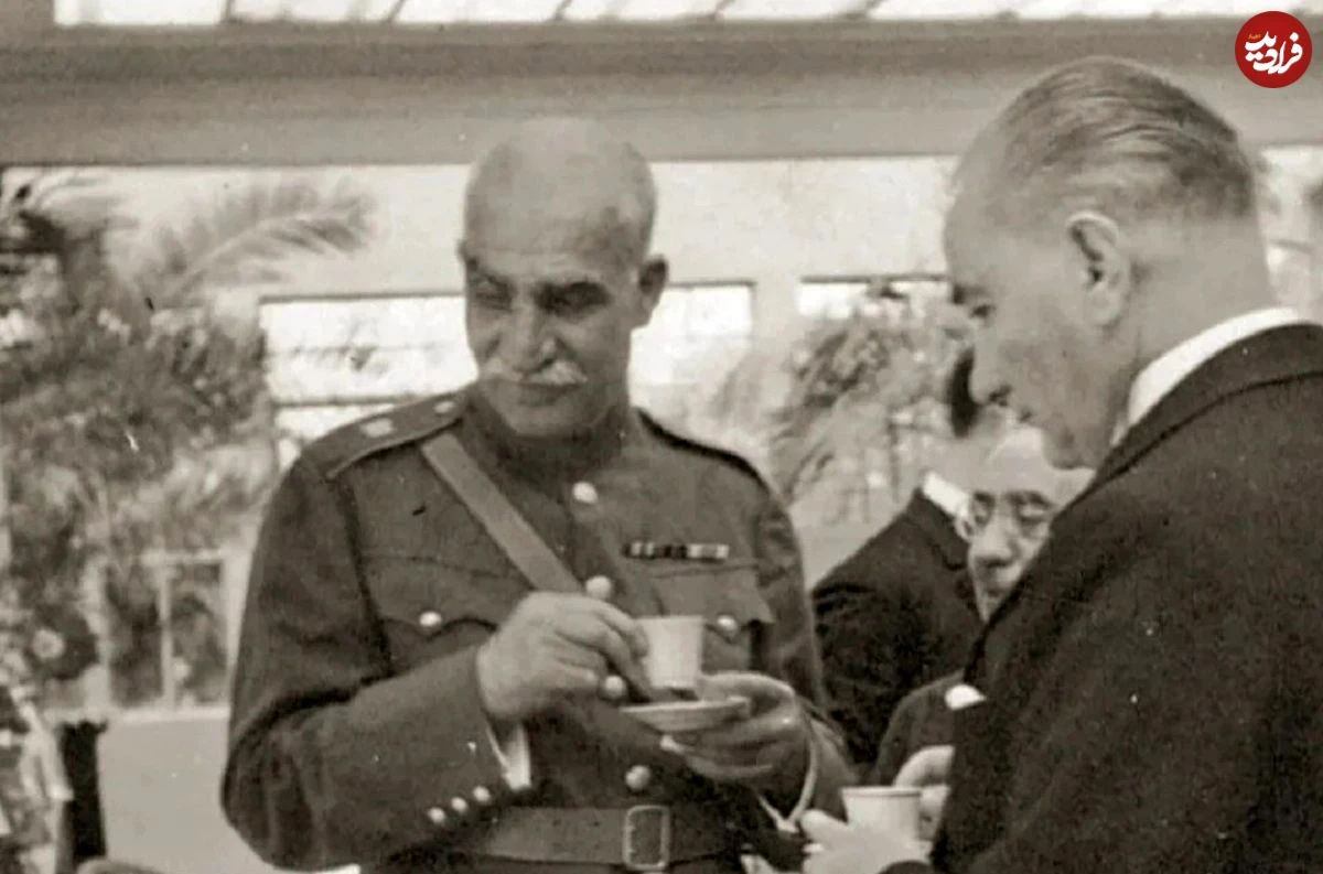 عکس| سفر در زمان؛ ژست «رضاخان» روی پله های یک قطار؛ دهه 1310