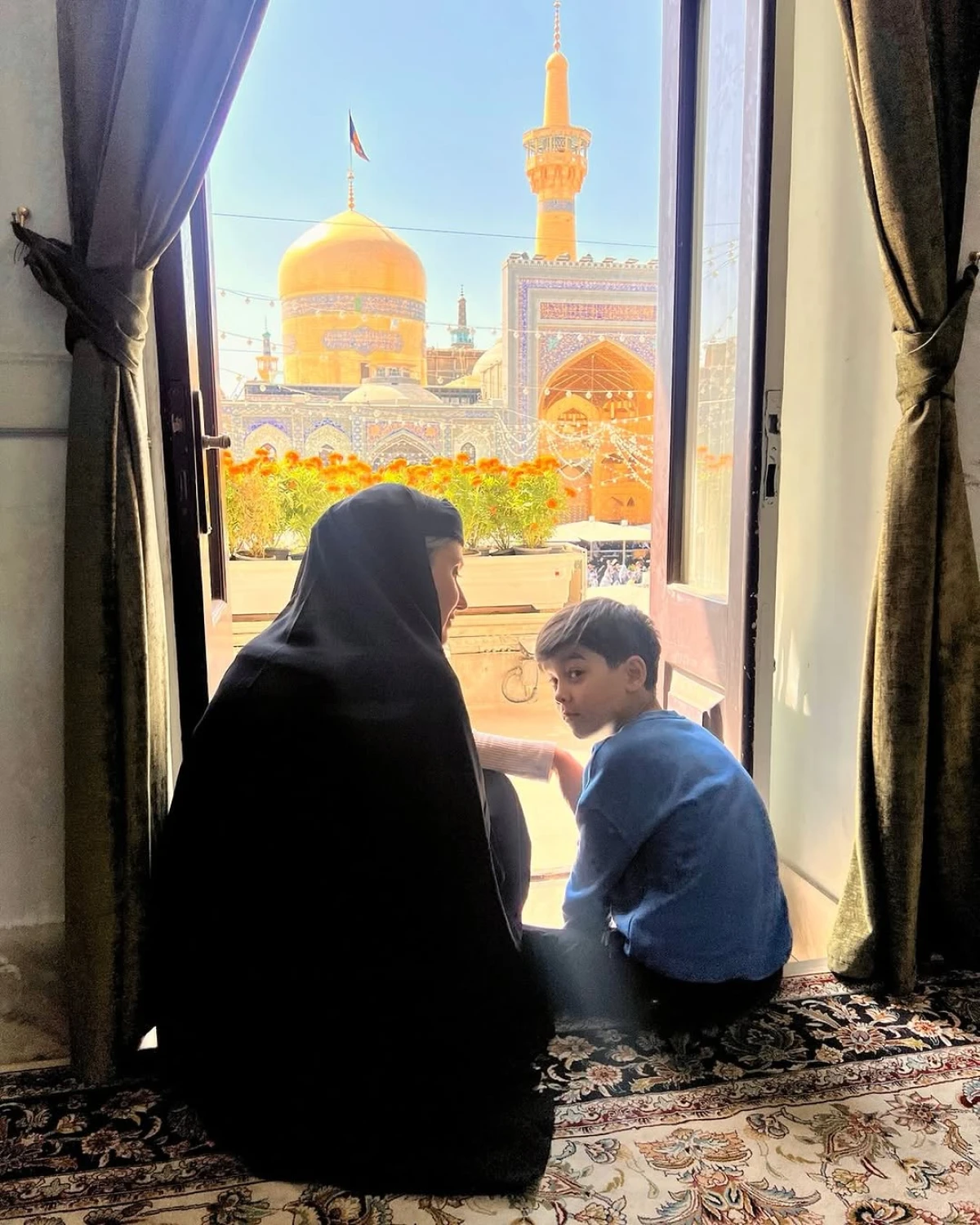 “عکس گلوریا هاردی در حرم امام رضا(ع) منتشر شد | لحظات زیارت معنوی بازیگر سریال کیمیا”
