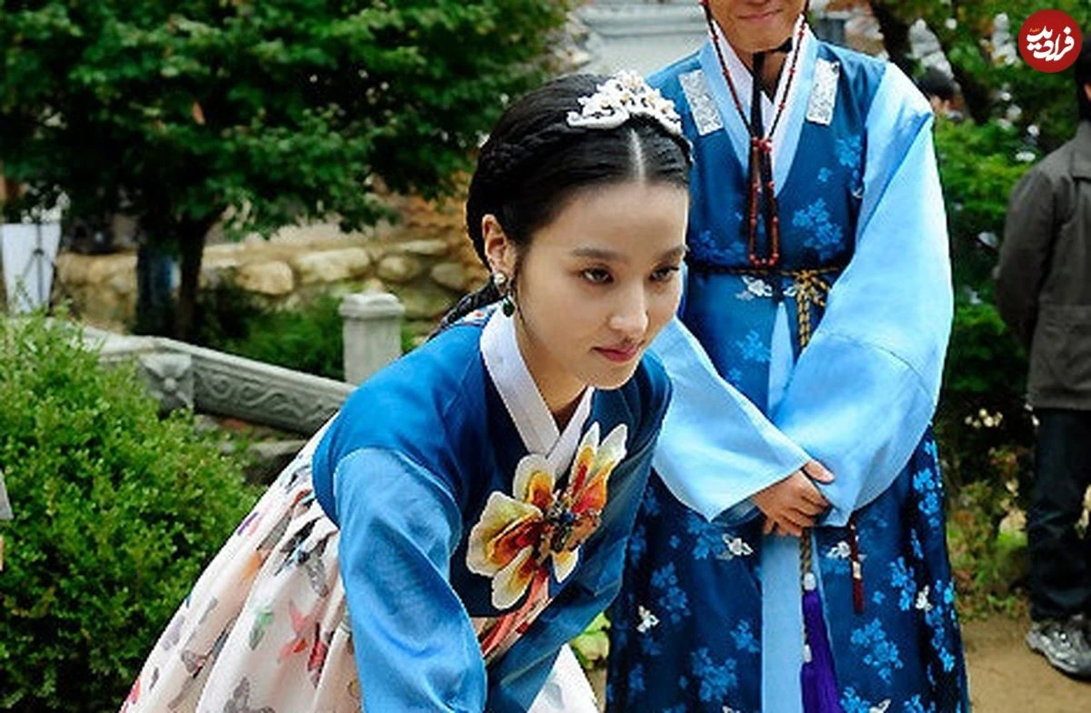 عکس| سفر زمان؛ «سوسانو» در حال گذاشتن پاکت پول در دهان خوک در پشتصحنه سریال «ججونگوون» عکس| سفر زمان؛ «سوسانو» در حال گذاشتن پاکت پول در دهان خوک در پشتصحنه سریال «ججونگوون»