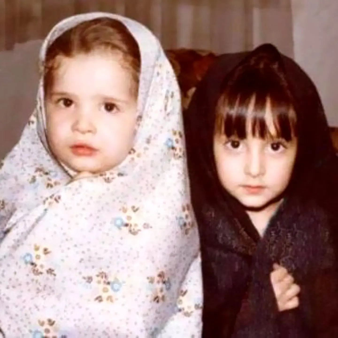 نگاهی به عکس نایاب «مهر‌واه شریفی‌نیا» در خردسالی با چادر گل‌گلی در دهه ۶۰