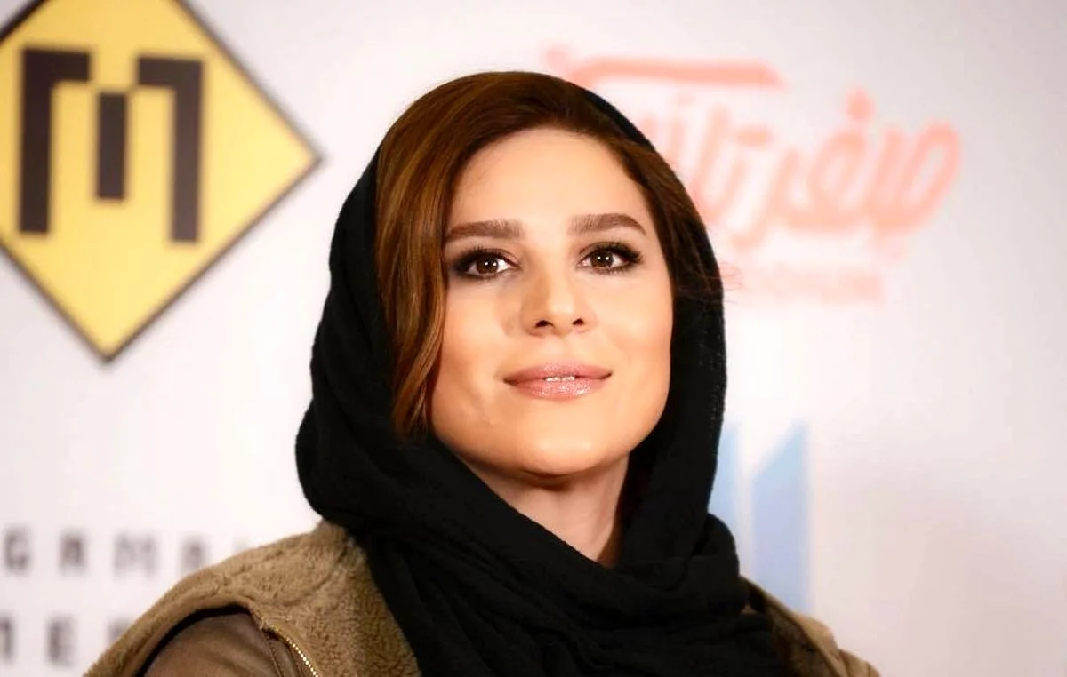 سلفی ماشینی جذاب سحر دولتشاهی با چهره‌ای متفاوت و تغییر استایل + عکس