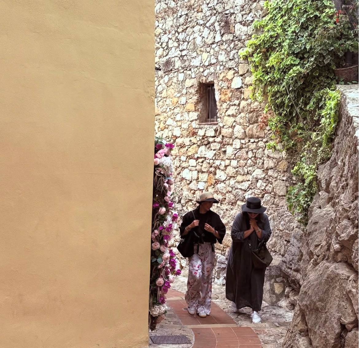 سفر لاکچری نرگس و فریبا در دبی | اکران خصوصی فیلم «شومه سمیراء»