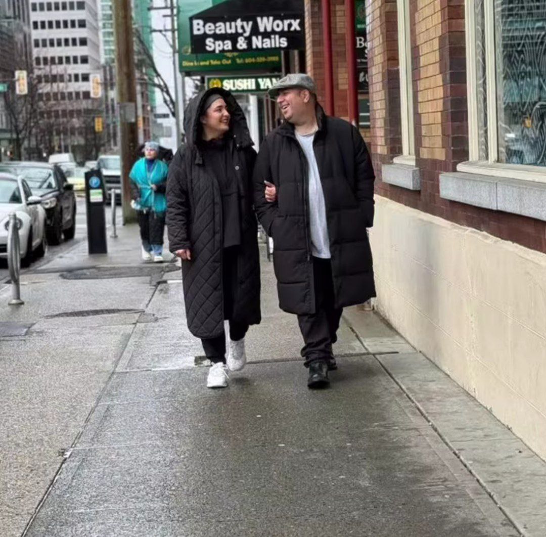 پیاده‌روی نرگس محمدی در تورنتو | بازیگر نقش ستایش در کانادا