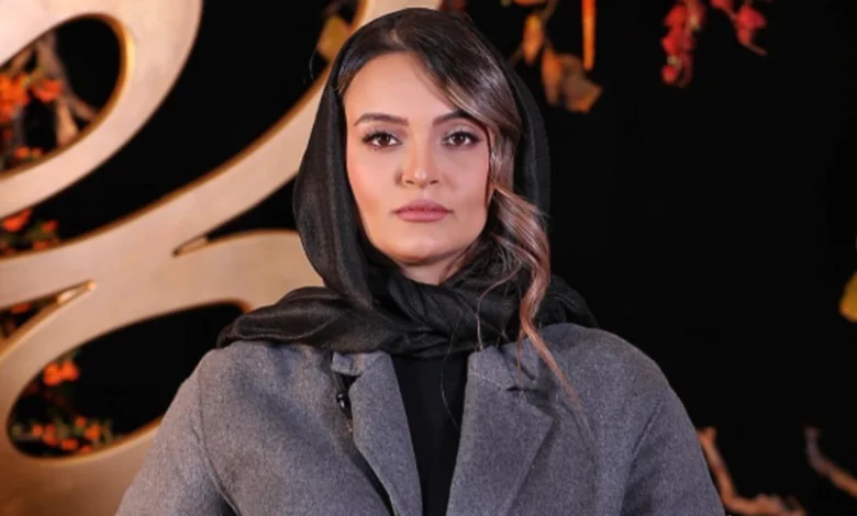 عکس جدید نیلوفر پارسا بازیگر سریال آوای باران در کافه‌ای رویایی