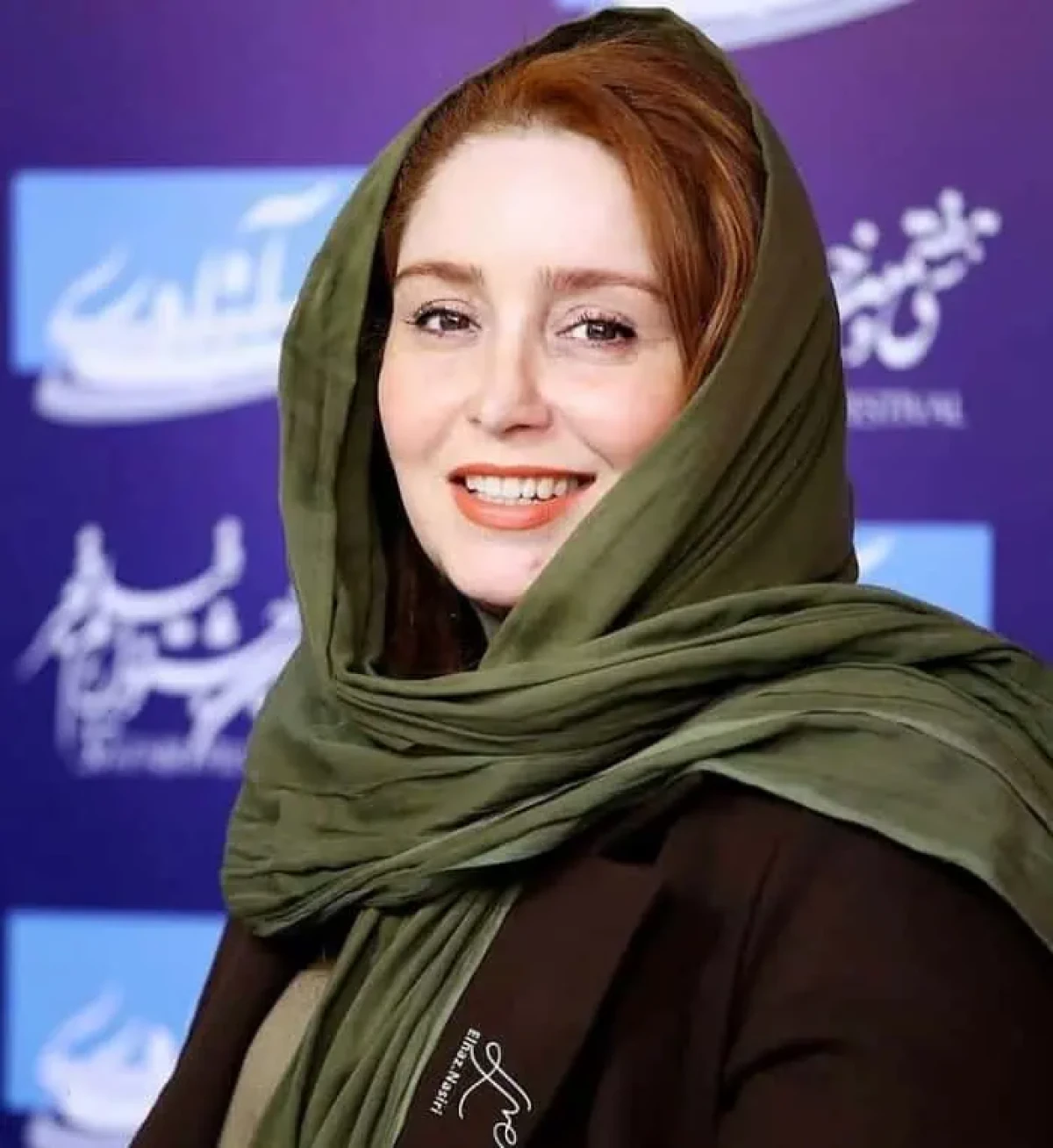 عکس | نگاهی به ژاله صامتی در دنیایِ کتاب‌ها؛ تصویری زیبا از بازیگرِ محبوب