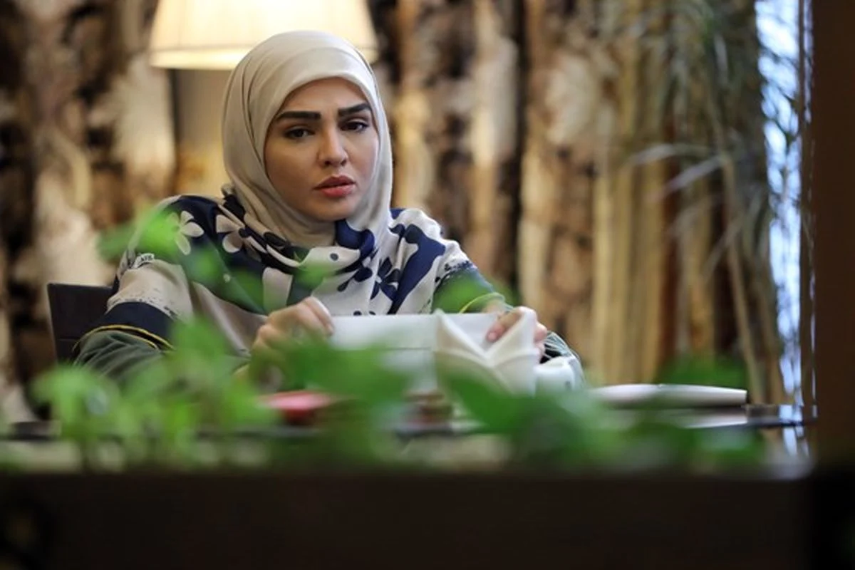 خانم بازیگر وضعیت سفید در یک مهمانی چای لندنی