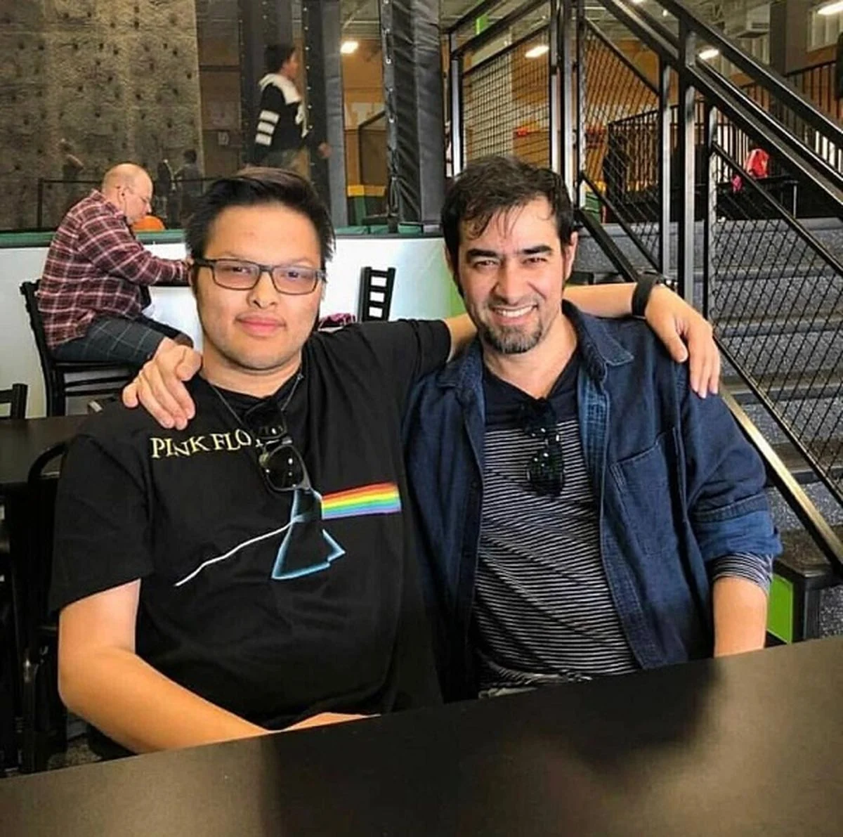 دورهمی شهاب حسینی و پسرش با آقای بازیگر