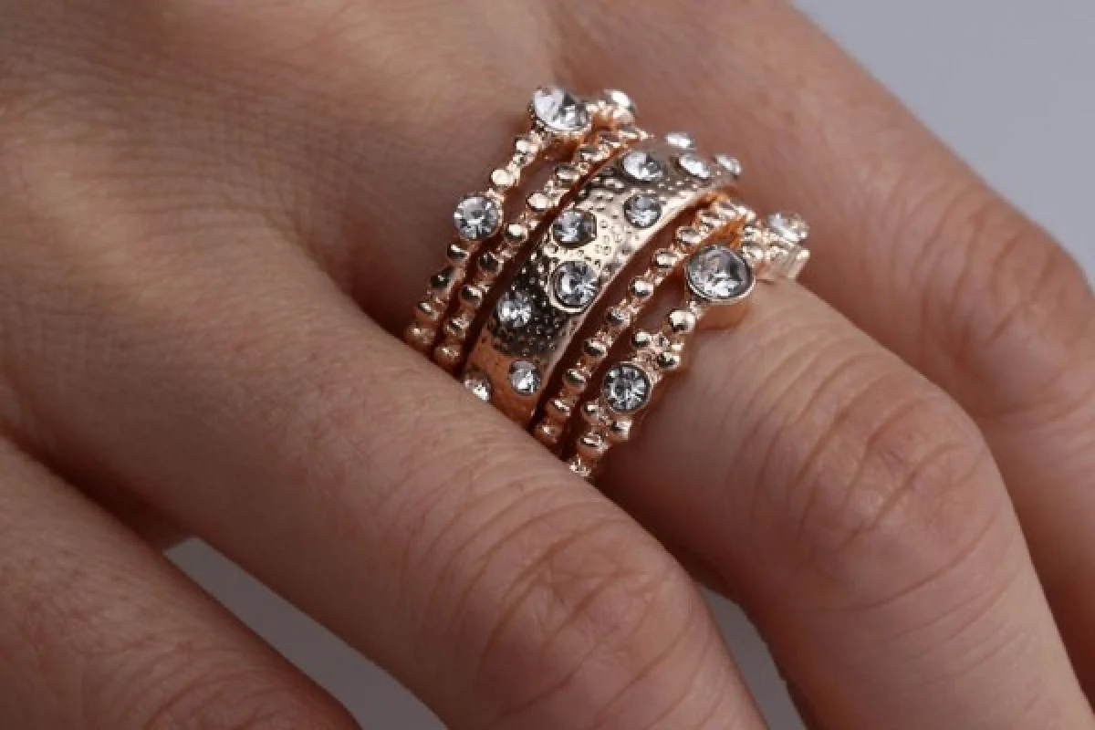 2025-11-03_20-00-17_381447-meylesokhan-ir جدیدترین مدل های انگشتر طلا که امسال مد شدن!