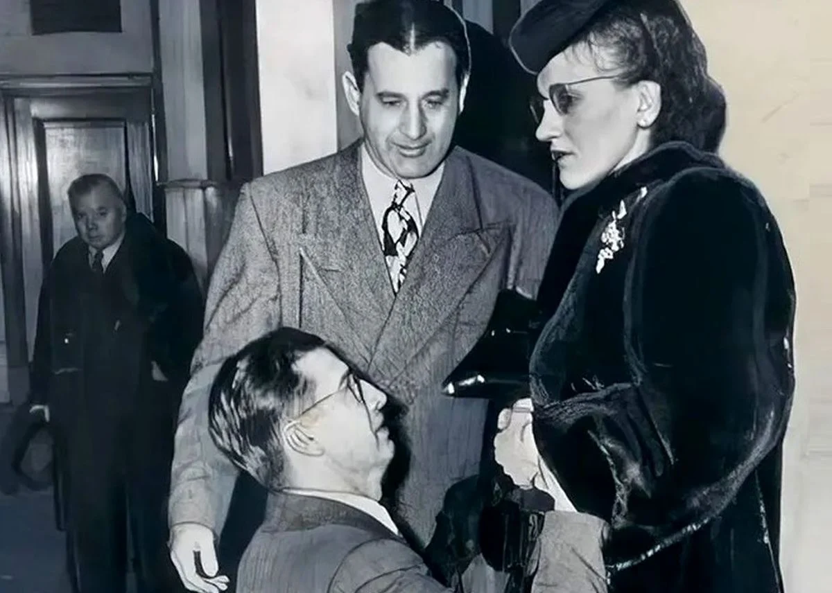 تاریخ عکس گردی| داستان یک عکس تاریخی؛ مردی که جلوی همسرش زانو زده بود