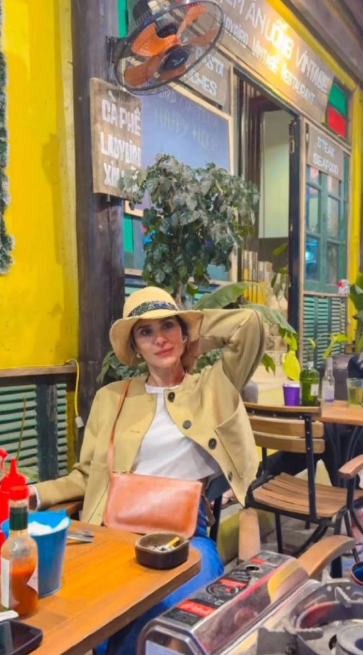 2025-11-04_15-24-06_402867-meylesokhan-ir تاریخ عکس گردی| ژست و استایل جذاب سحر دولتشاهی در یک کافه