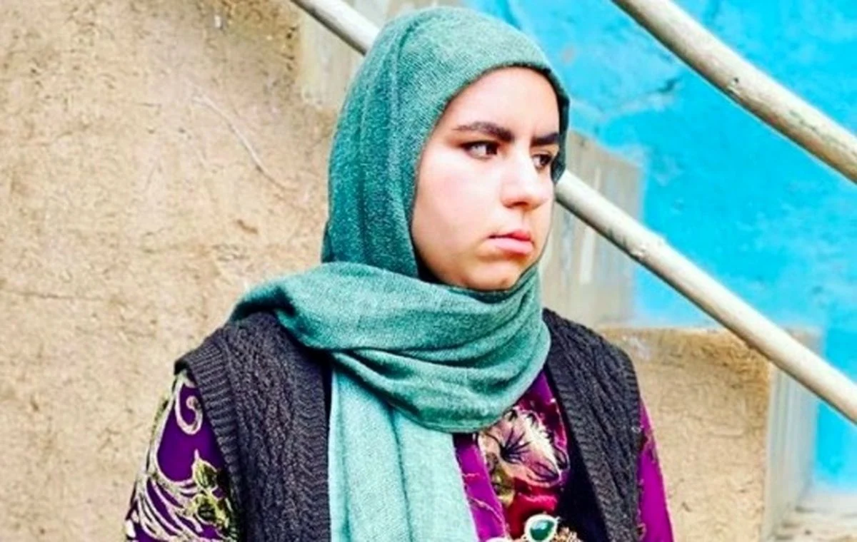 تاریخ عکس گردی| روناک سریال «نون خ» با یک استایل بهاری