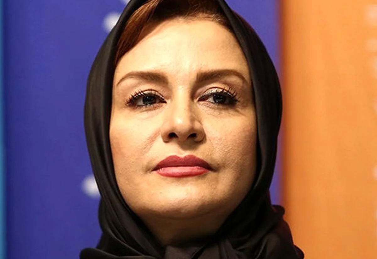 تاریخ عکس گردی| تیپ و استایل ساده و مشکی مریلا زارعی در قم