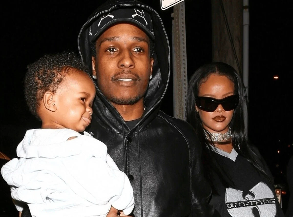 تاریخ عکس گردی| قاب عاشقانه ریحانا و نامزدش جلب‌توجه کرد