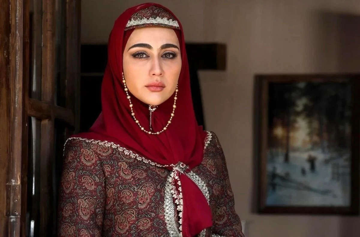 تاریخ عکس گردی| استایل شیک و رسمی بازیگر زیبای سریال گیلدخت