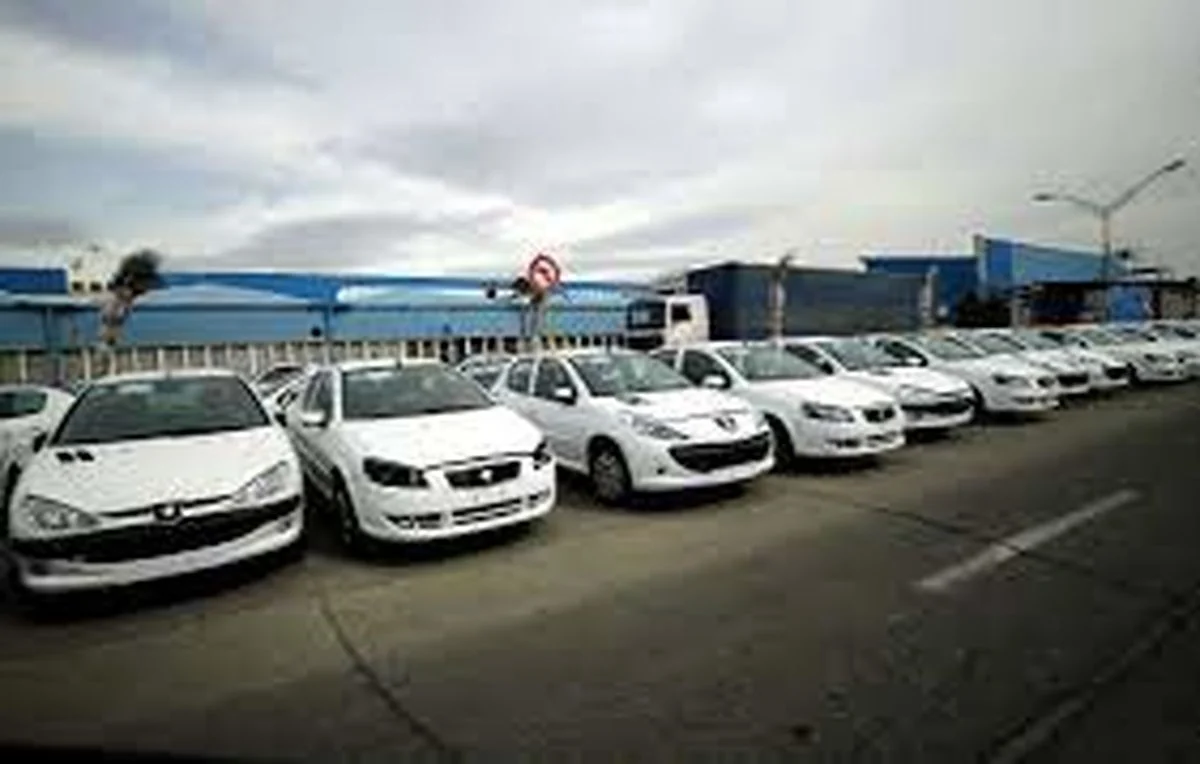 تاریخ عکس گردی| پوشش جنجالی ۲ زن در نمایشگاه ایران‌خودرو در مسکو!