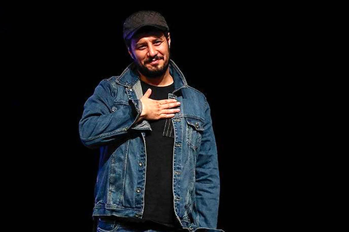 جواد عزتی جایزه بهترین بازیگر را گرفت جواد عزتی جایزه بهترین بازیگر را گرفت