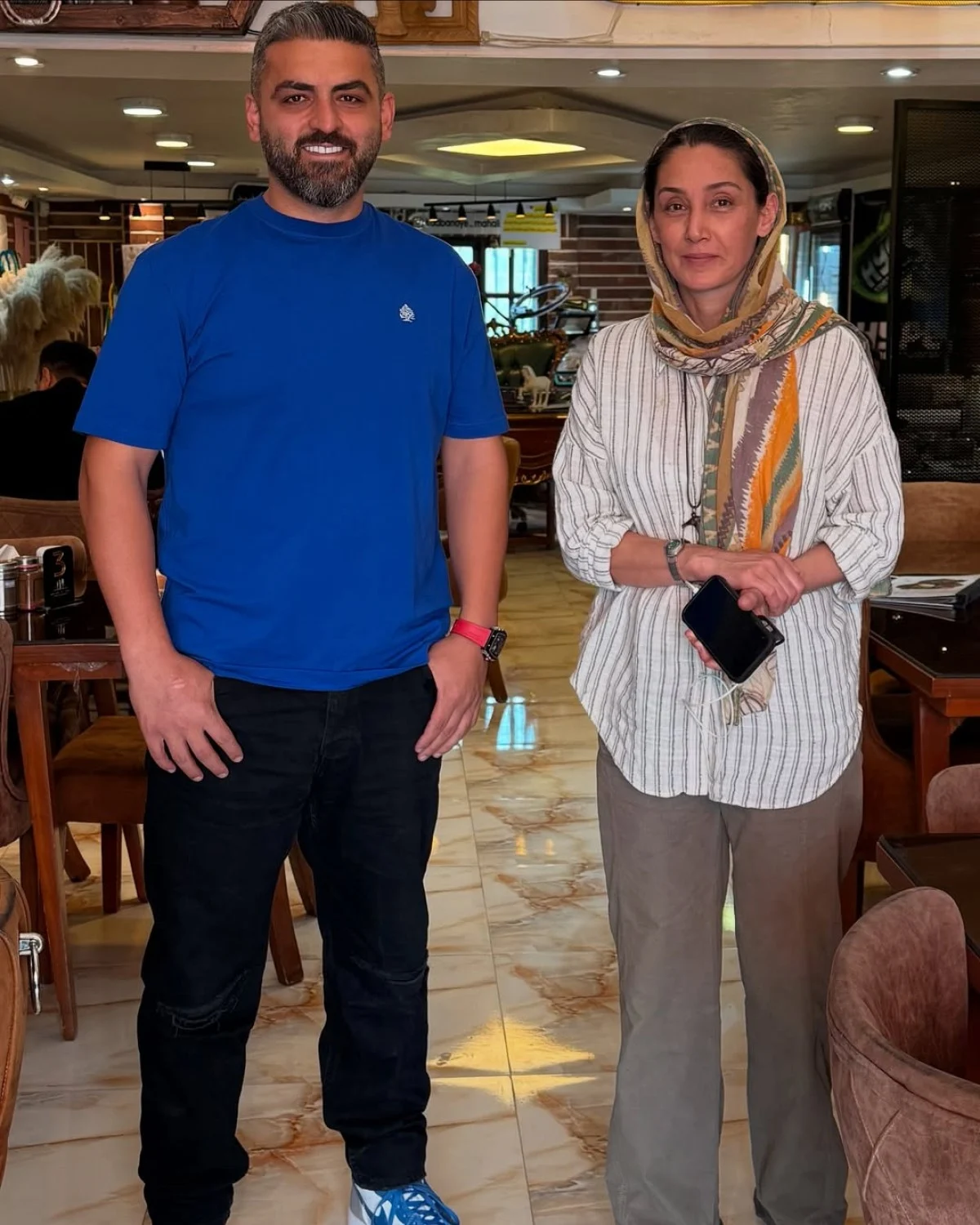 جدیدترین عکس هدیه تهرانی در یک رستوران و در سن 53 سالگی