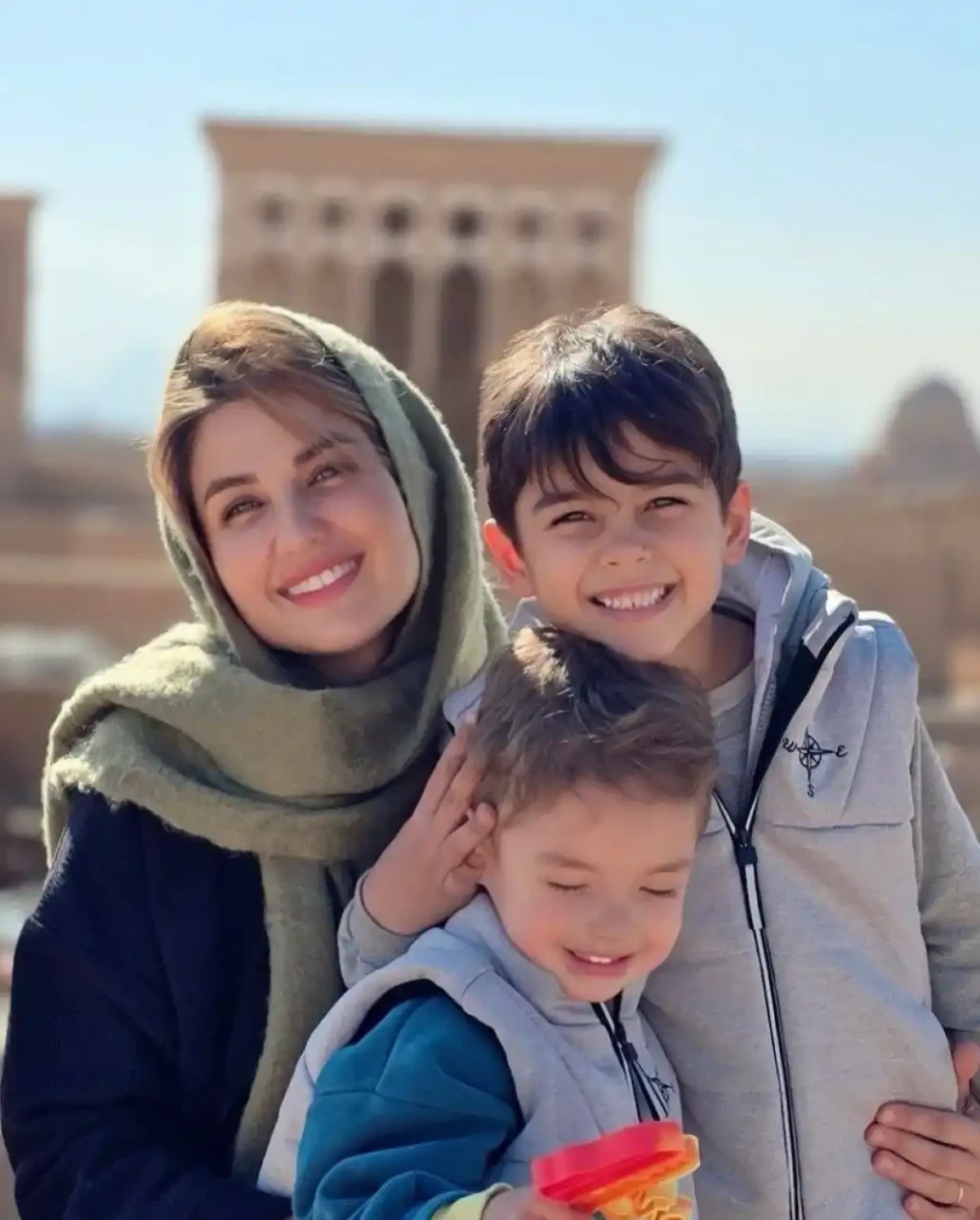 گلوریا هاردی در دل بافت تاریخی یزد | سفر جذاب همراه خانواده