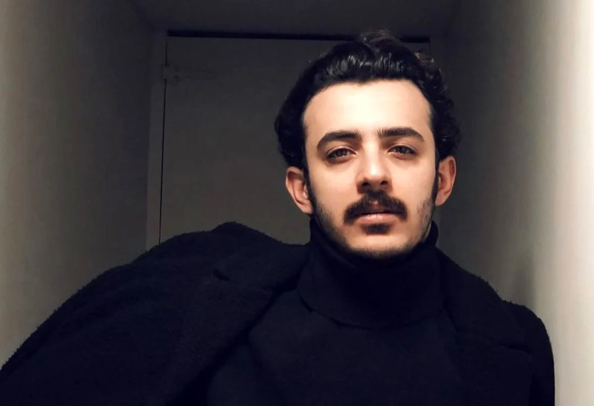 نگاه روز | سلفی سیاه و سفید و مینیمالِ علی شادمان در آینه