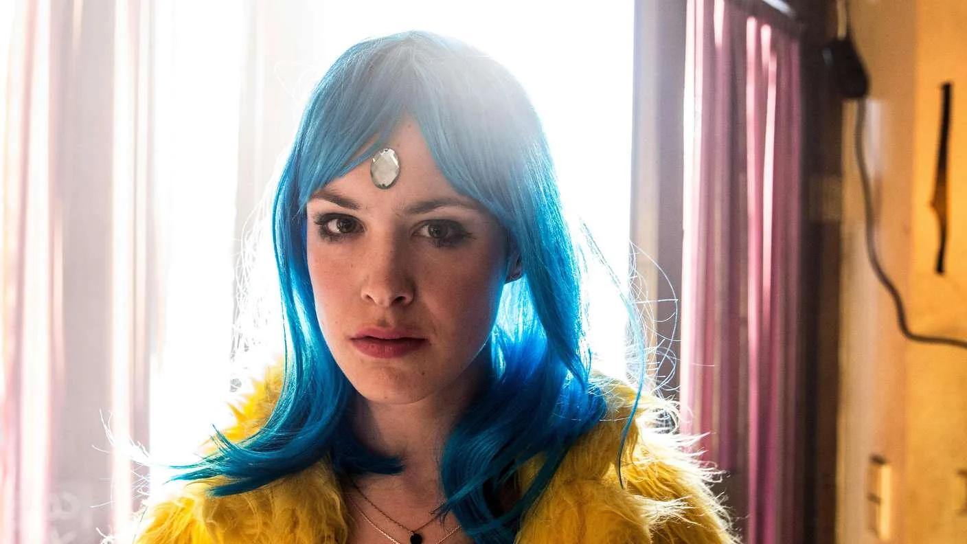 بررسی کامل فیلم «دختر برقی» — روایت مدرن از دنیای قدرت و انسانیت