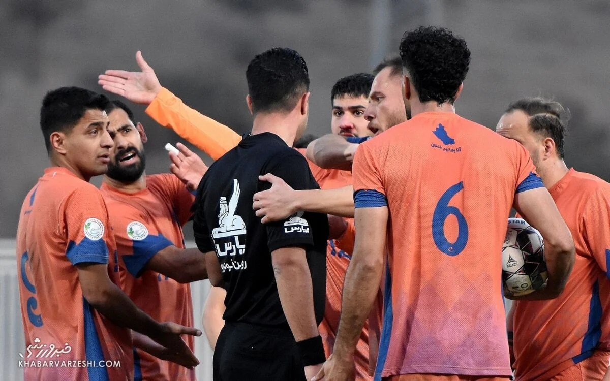 پوستر طعنه‌آمیز علیه استقلال؛ لوگوی آبی‌ها روی سینه داور! +عکس