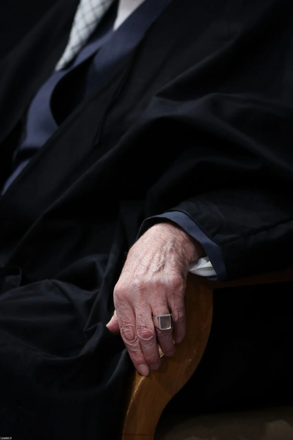 تصویر خاص از انگشتر دُر نجف رهبر انقلاب در شب اول فاطمیه | جلوه‌ای معنوی از عشق به اهل‌بیت (س)