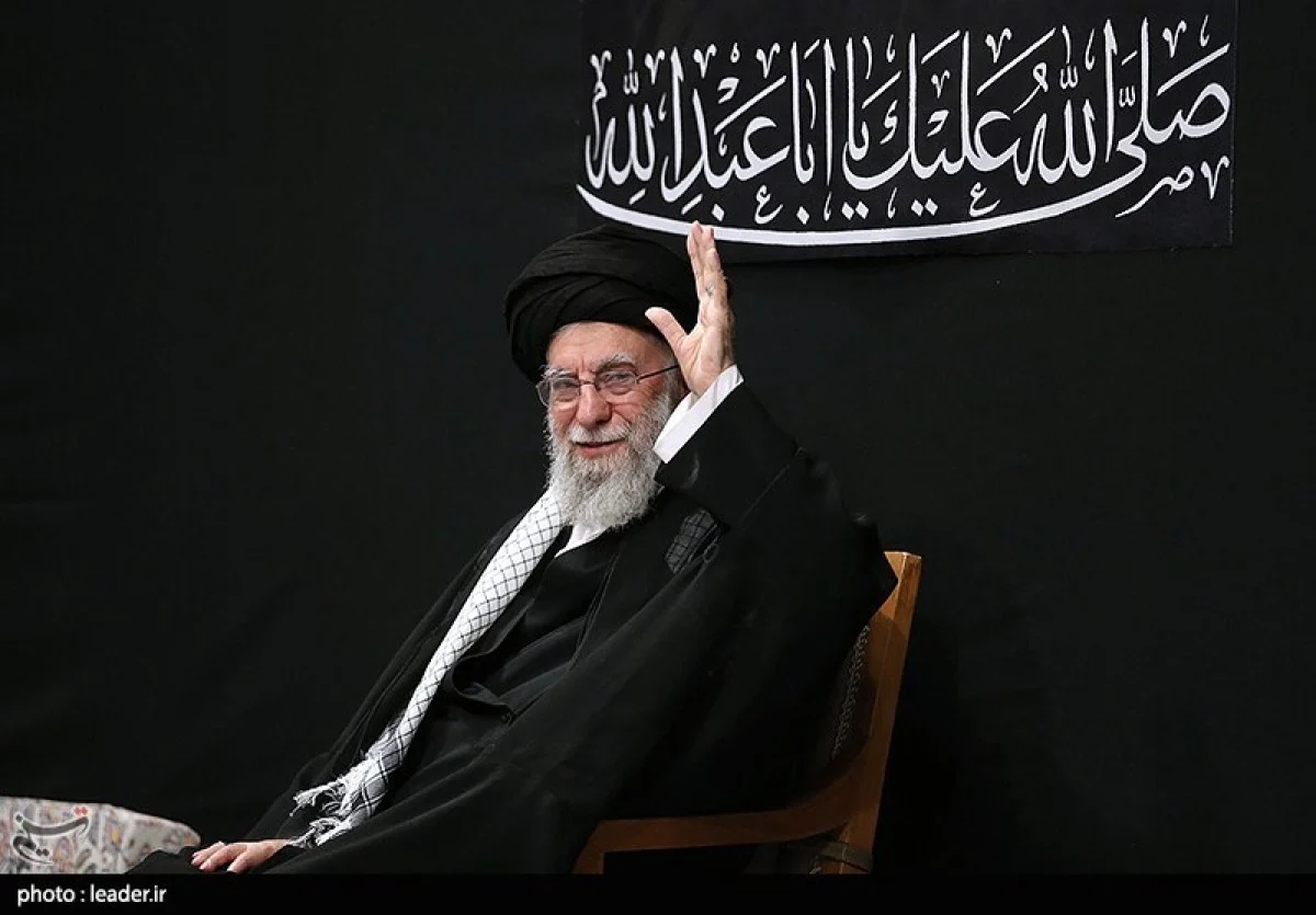 تصویر خاص از انگشتر دُر نجف رهبر انقلاب در شب اول فاطمیه | جلوهای معنوی از عشق به اهلبیت (س) تصویر خاص از انگشتر دُر نجف رهبر انقلاب در شب اول فاطمیه | جلوهای معنوی از عشق به اهلبیت (س)