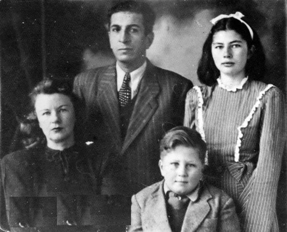 عکسی نایاب از «ثریا ملکه دو رگه ایران» در نوجوانی | ثریا اسفندیاری کنار پدر ایرانی و مادر آلمانی‌اش در دهه ۲۰