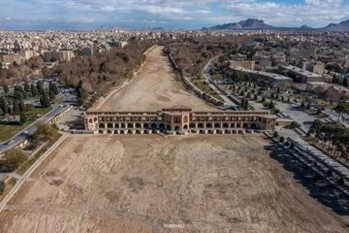 زاینده‌رود اصفهان به پیست اسب‌سواری تبدیل شد | اعتراض شهروندان به خشکی کامل رود تاریخی