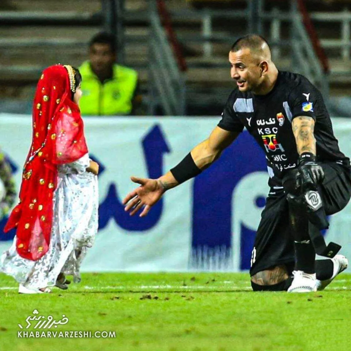 دختر روسری قرمز دل گلر پرسپولیسی را برد!/ قشنگ‌ترین صحنه دربی جام حذفی با دلبری تمام! +عکس