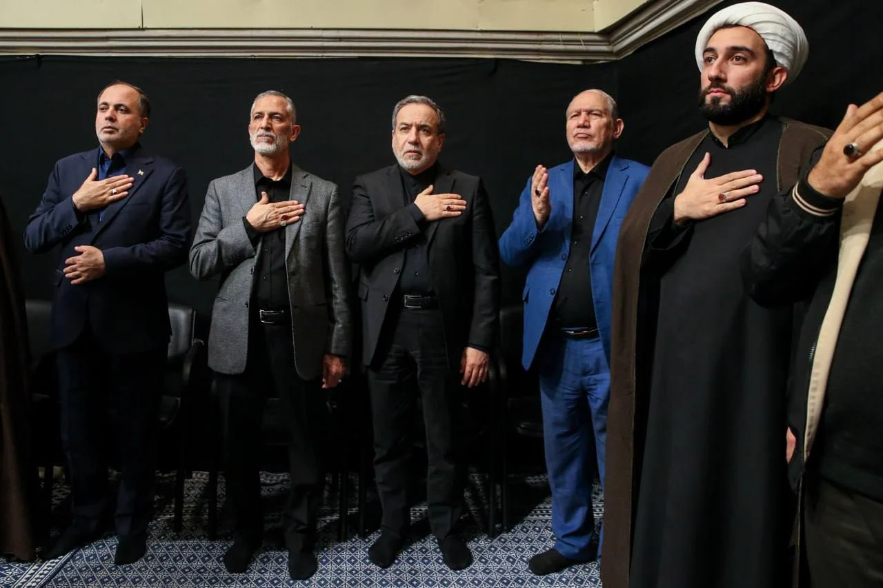 حضور سید عباس عراقچی در دومین شب مراسم فاطمیه بیت رهبری | همراهی مسئولان با عزاداران حسینیه امام خمینی