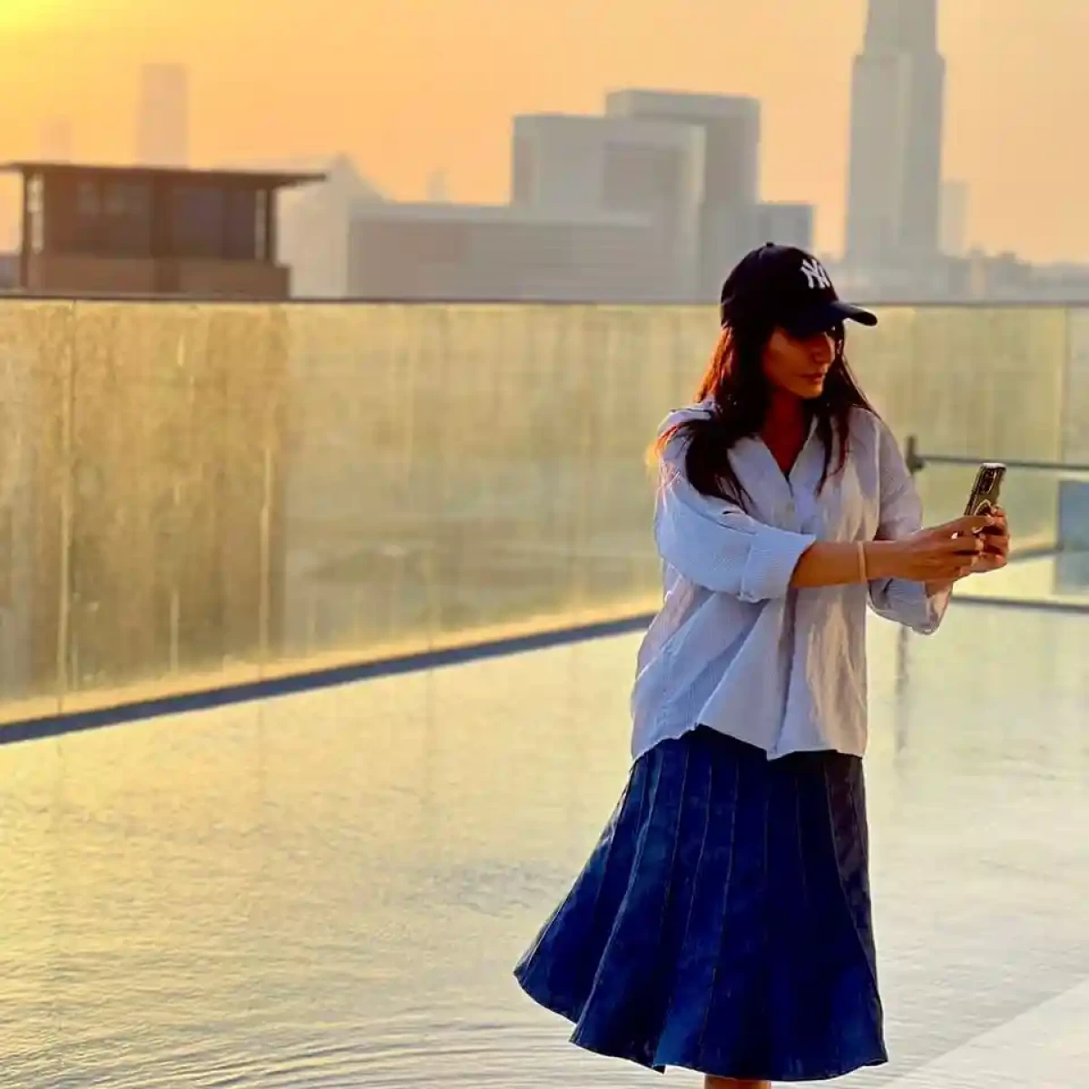 قاب‌های پاییزی گلرخ پایتخت؛ روایت تصویریِ یک غروب هنری