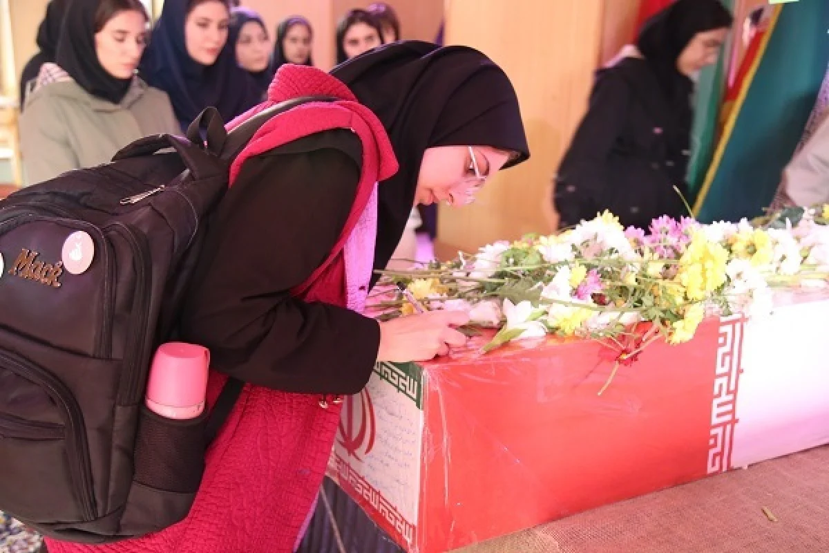 زیارت دانشجویان دانشگاه ارومیه از پیکر شهیدان گمنام | لحظههای معنوی در معراج شهدا آذربایجان غربی زیارت دانشجویان دانشگاه ارومیه از پیکر شهیدان گمنام | لحظههای معنوی در معراج شهدا آذربایجان غربی