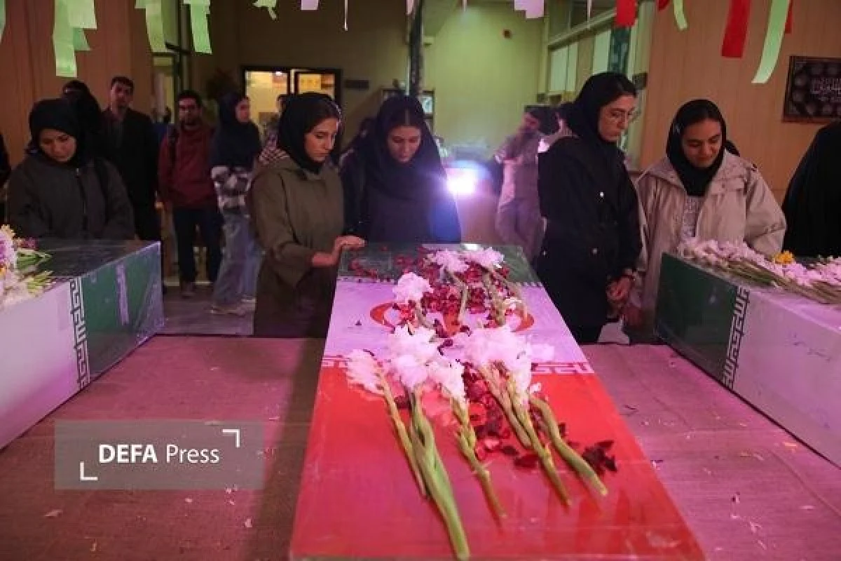 زیارت دانشجویان دانشگاه ارومیه از پیکر شهیدان گمنام | لحظه‌های معنوی در معراج شهدا آذربایجان غربی