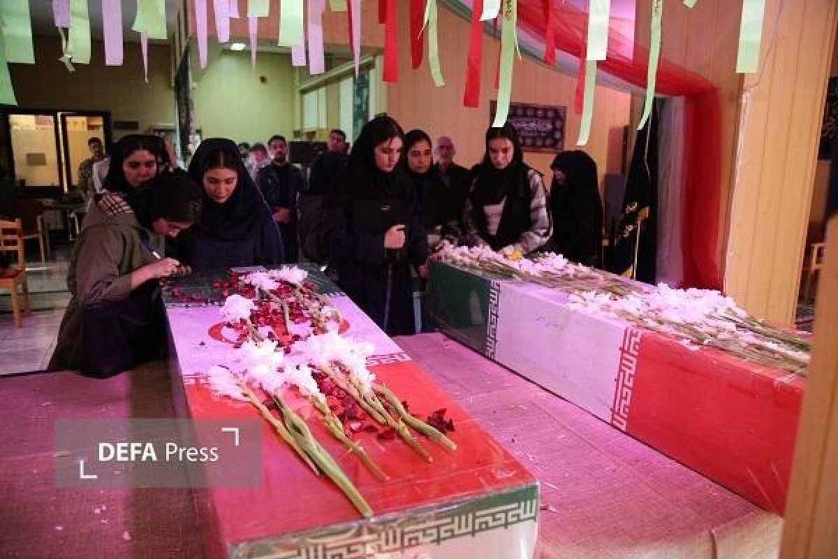 زیارت دانشجویان دانشگاه ارومیه از پیکر شهیدان گمنام | لحظه‌های معنوی در معراج شهدا آذربایجان غربی