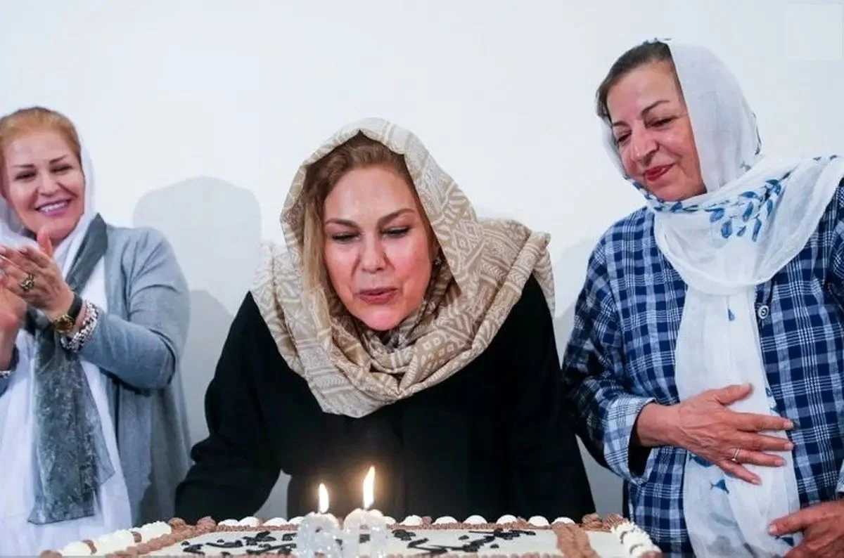 قاب داغ؛ «مهرانه مهین ترابی» در کنار «ایرج قادری» در پشتصحنه یک فیلم؛ سال ۸۷ قاب داغ؛ «مهرانه مهین ترابی» در کنار «ایرج قادری» در پشتصحنه یک فیلم؛ سال ۸۷